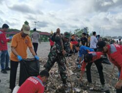 Hari Juang TNI AD, Prajurit dan Warga Bersihkan Pantai