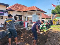 Babinsa dan Kelurahan Pagutan Timur Perkuat Sinergi Lewat Gotong Royong
