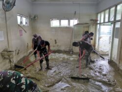 Sinergitas TNI–Polri Bersihkan Puskesmas Kuala Simpang Pasca Banjir