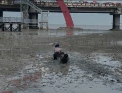 Respons Cepat Dit Polairud Polda Jatim Selamatkan Dua Anak Terjebak Lumpur di Wisata Kenjeran