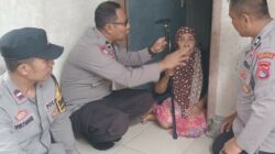 Polri Humanis! Polres Lombok Barat Salurkan Tongkat untuk Lansia dan Penyandang Lumpuh