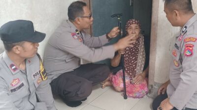 Polri Humanis! Polres Lombok Barat Salurkan Tongkat untuk Lansia dan Penyandang Lumpuh