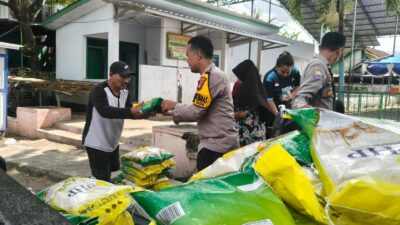 Bhabinkamtibmas Polres Bima Kota Bantu Pendistribusian Bazar Pangan Murah di Kelurahan Sadia