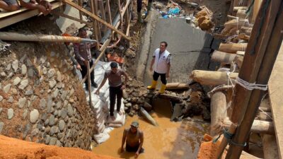 POLDA SUMUT BANGUN JEMBATAN DARURAT DI TAPTENG, PULIHKAN AKSES WARGA DAN JALINSUM