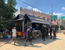 Polri Salurkan Air Bersih dan Bagikan Masker untuk Warga Terdampak Banjir di Nagan Raya