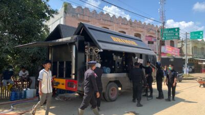 Polri Salurkan Air Bersih dan Bagikan Masker untuk Warga Terdampak Banjir di Nagan Raya