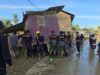 Bahu Membahu, Brimob Pindahkan Rumah Terseret Banjir yang Melintang di Jalan Nasional Tamiang–Langsa