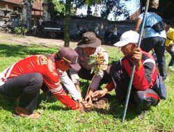 Pererat Silaturahmi, Bhabinkamtibmas dan Warga Desa Sukamaju Kompak Tanam Pohon Buah