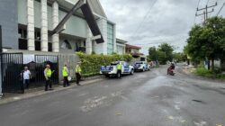 Satgas Kamseltibcar Lantas Ops Lilin Rinjani 2025 Amankan Arus Lalu Lintas di Depan Gereja, Ibadah Natal Berjalan Lancar