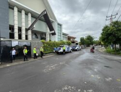 Satgas Kamseltibcar Lantas Ops Lilin Rinjani 2025 Amankan Arus Lalu Lintas di Depan Gereja, Ibadah Natal Berjalan Lancar