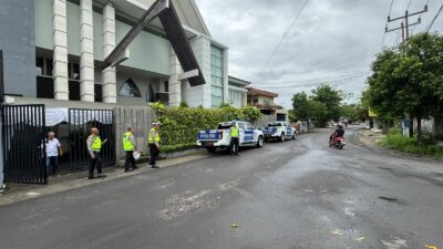 Satgas Kamseltibcar Lantas Ops Lilin Rinjani 2025 Amankan Arus Lalu Lintas di Depan Gereja, Ibadah Natal Berjalan Lancar