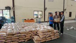 Bhabinkamtibmas Dampingi Penyaluran Benih Padi di Desa Binaan