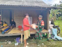 Pasca Banjir Sekotong, Babinsa Kawal Bantuan Warga Terdampak