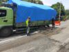 Babinsa Sigap Atasi Truk Amblas di Jalur Gilimas