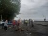 TNI dan Warga Bergerak Cepat Bersihkan Pantai Tercemar