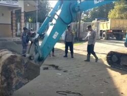 Bantuan Alat Berat Kapolri Dukung Pembersihan Lumpur Pasca Banjir di Pidie