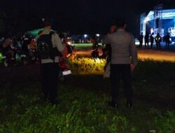 Personel Pos PAM dan Polsek Maluk Amankan Pergantian Tahun Baru di Wilayah Maluk