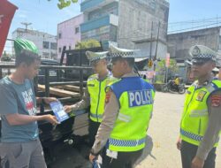 Sat Lantas Polres Bima Kota Laksanakan Pembagian Brosur dan Dikmas Lantas kepada Pengemudi Pick Up