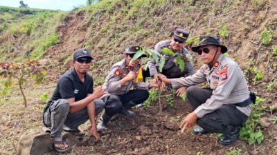 Wujudkan Lingkungan Asri, Polres Sumbawa Bersama Forkopimda Hijaukan Lahan di Desa Emang Lestari