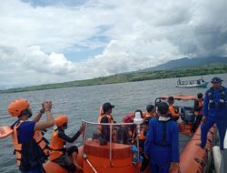 Sat Polairud Polres Bima Kota Laksanakan SAR Pencarian Pemancing Hilang di Laut Bima