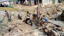 Gotong Royong Pascabanjir, Polri Pulihkan Drainase Tersumbat dan Gorong-gorong di Rusip Antara