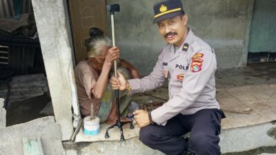 Polres Lombok Barat Salurkan Bantuan Tongkat di Desa Jakem