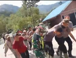 Tak Kenal Hari Libur, Polri Bersama Warga Bangun Jembatan Darurat Pascabencana di Aceh Tengah