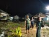 Monitoring Banjir Malam, Babinsa Hadir di Tengah Warga