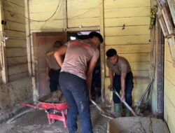 Brimob Polda Sumut Laksanakan Gotong Royong Pembersihan Rumah dan Gudang Warga Terdampak Bencana