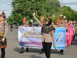 Polres Sumbawa Kawal Ribuan Peserta Karnaval “Batedung Tuntang” Rayakan HUT Sumbawa Ke-67