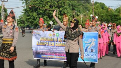 Polres Sumbawa Kawal Ribuan Peserta Karnaval “Batedung Tuntang” Rayakan HUT Sumbawa Ke-67
