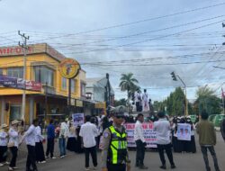 Pemantauan dilakukan oleh BKTM Kelurahan Simpasai Polsek Woja AIPDA Haerudin terhadap lahan jagung milik Bapak Jainudin (40) dengan luas sekitar 1 hektar (100 are). Jagung yang ditanam merupakan varietas NK Sumo 7328, dengan umur tanaman memasuki 50 hari dan diperkirakan akan memasuki masa panen pada pertengahan bulan Maret 2026, dengan estimasi hasil panen sekitar ± 8 ton JPK.  Dalam kegiatan tersebut, Bhabinkamtibmas Kelurahan Simpasai AIPDA Haerudin memberikan motivasi serta semangat kepada warga binaannya agar terus mengembangkan sektor pertanian sebagai penopang ketahanan pangan dan peningkatan kesejahteraan masyarakat.  “Kami mengimbau agar para petani terus berinovasi dalam memanfaatkan lahan pertanian maupun lahan pekarangan yang tersedia serta selalu berkoordinasi dengan PPL apabila mengalami kendala teknis maupun kesulitan dalam mendapatkan sarana dan prasarana pertanian,” ujar AIPDA Haerudin.  Sementara itu, Kapolsek Woja IPTU Muh. Norkurniawan, S.H. menyampaikan bahwa kegiatan pemantauan lahan jagung ini merupakan bagian dari komitmen Polsek Woja dalam mendukung program pemerintah di bidang ketahanan pangan.  “Melalui peran aktif Bhabinkamtibmas, Polri hadir untuk memberikan pendampingan dan rasa aman kepada para petani sehingga produktivitas pertanian dapat terus meningkat dan berdampak pada kesejahteraan masyarakat,” ungkap IPTU Norkurniawan.  Secara terpisah, Kapolres Dompu AKBP Sodikin Fahrojin Nur, S.I.K. melalui Kasi Humas Polres Dompu IPTU I Nyoman Suardika memberikan apresiasi atas pelaksanaan kegiatan pemantauan yang dilakukan jajaran Polsek Woja.  “Kegiatan pemantauan lahan pertanian ini merupakan wujud nyata dukungan Polri terhadap program ketahanan pangan nasional. Sinergi antara Polri, petani, dan instansi terkait diharapkan mampu mewujudkan kemandirian pangan serta meningkatkan kesejahteraan masyarakat,” jelas IPTU Nyoman.  Selama kegiatan berlangsung, situasi terpantau aman, tertib, dan lancar, serta mendapat respons positif dari warga setempat.