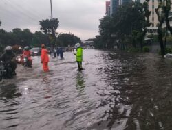 Banjir Rendam Sejumlah Ruas Jalan Jakarta, Brimob–Lantas–Polair PMJ Bergerak Cepat, Polri Siagakan 128.247 Personel Secara Nasional