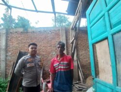 Dua Atap Rumah Warga Terbawa Angin Puting Beliung, Bhabinkamtibmas Polsek Woha Bantu Warga Yang Terdampak