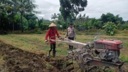 Dukung Ketahanan Pangan, Bhabinkamtibmas Desa Kalabeso Sambangi Petani di Sawa Batu Swoan