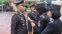 Tanda Kehormatan dari Negara, Kapolres Sumbawa Sematkan Satyalancana kepada Personel Berdedikasi