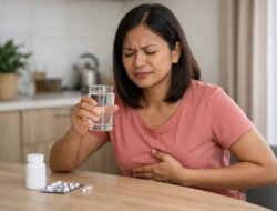 Sering Mual? Ini Bahaya Minum Obat dengan Teh bagi Lambung