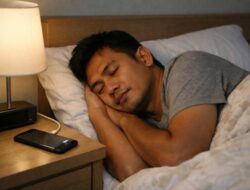 Bahaya Tersembunyi di Balik Bantal: 5 Dampak Tidur Dekat HP Terhadap Kualitas Deep Sleep