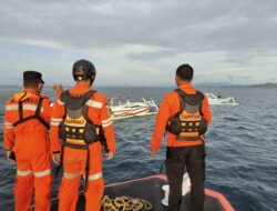 Tim SAR Gabungan Evakuasi 6 Pemancing Usai Perahu Terbalik di Gili Rengit Sekotong