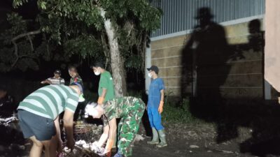 Antisipasi Banjir, Relawan Iqbal–Dinda Bersihkan Drainase di Gunungsari